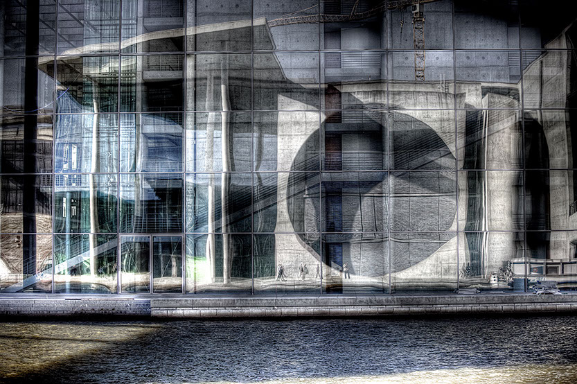 Glasfassade mit Spiegelung Berlin Regierungsviertel